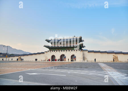 Seoul, Korea - Dezember 9, 2015: gwanghwamun Gate. Es ist das wichtigste Tor der Gyeongbokgung Palast. Es ist auch ein Wahrzeichen und Symbol der Seoul lange histo Stockfoto