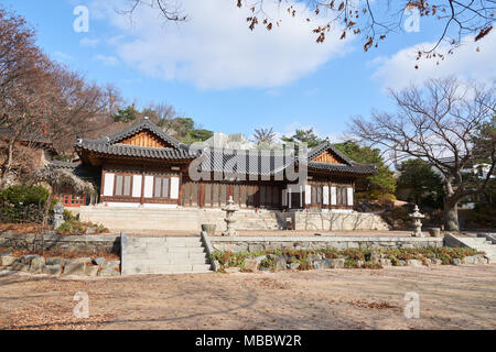 Seoul, Korea - Dezember 4, 2015: geungnakjeon der Halle (Paradies) in Gilsangsa Tempels, den Mönch Beopjeong 1997 eröffnet wurde. Es gehört zu den Stockfoto