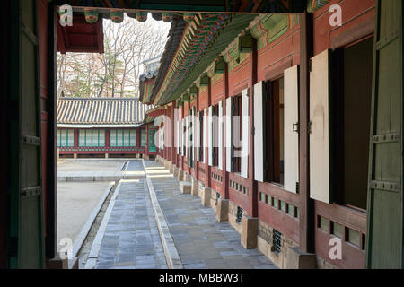 Seoul, Korea - Dezember 9, 2015: geöffnete Türen eines Gebäudes in der changdeokgung. Changdeokgung ist ein Palast, der als sekundärer Palast der Joseon-Dynastie dyna Stockfoto