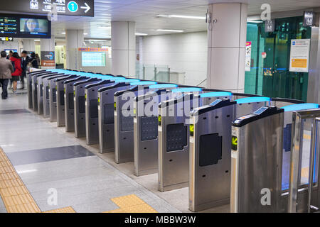 Seoul, Korea - Dezember 9, 2015: ticket Tor am Rathaus u-bahn Station. Das ticket Barriere ist eine allgemeine Gate Typ in den meisten U-Bahn in die Stadt. Stockfoto