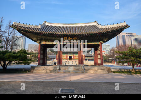 Seoul, Korea - Dezember 9, 2015: Junghwamun Tor in Deoksugung. Deoksugung ist ein Palast im Zentrum der Stadt Seoul entfernt und diente als Pala Stockfoto