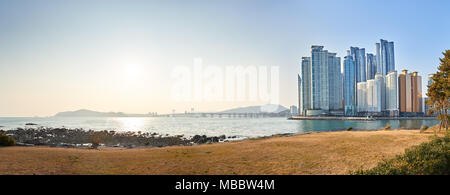 Busan, Korea - Januar 23, 2016: Marine City und Gwangan Brücke. Marine City ist ein Luxus und prestigeträchtigen Wohngebiet auf Suyeong Bucht gebaut r Stockfoto