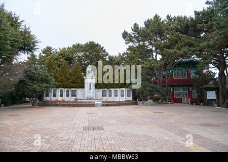 Busan, Korea - Januar 22, 2016: Choi chiwon Statue und historischen Gebäude an Dongbaek Park in Busan, Korea. Choi chiwon war ein bekannter koreanischen konfuzianischen o Stockfoto