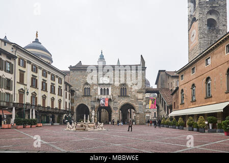 Bergamo, Italien - 23. Februar 2016: Piazza Vecchia, alten Platz in der oberen Stadt und Ragione Palast, Sitz der Verwaltung des Ci Stockfoto