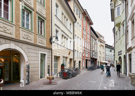 Bozen, Italien - 22. Februar 2016: Blick auf Dorf Straße in Bozen. Die Stadt ist die Hauptstadt der Provinz Südtirol und bei weitem die Larg Stockfoto