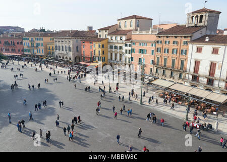 Verona, Italien - Februar 20, 2016: der Piazza Bra, dem größten Piazza in Verona, Italien. Die Piazza ist mit zahlreichen Cafés und Restaurants gesäumt, mit Server Stockfoto