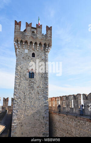 Sirmione, Italien - 21. Februar 2016: Die Scaliger Burg ist eine mittelalterliche Hafen Festung am Eingang des sirmium Halbinsel, die Kluft entfernt Stockfoto