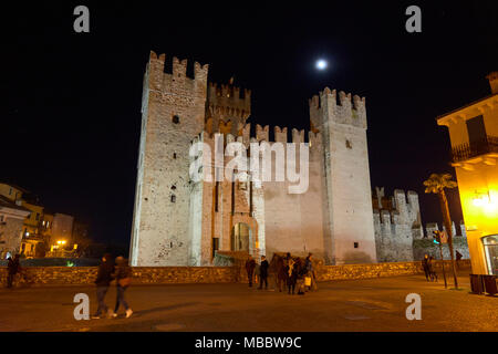 Sirmione, Italien - 21. Februar 2016: Die Scaliger Burg ist eine mittelalterliche Hafen Festung am Eingang des sirmium Halbinsel, die Kluft entfernt Stockfoto