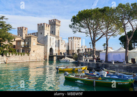 Sirmione, Italien - 21. Februar 2016: Die Scaliger Burg ist eine mittelalterliche Hafen Festung am Eingang des sirmium Halbinsel, die Kluft entfernt Stockfoto