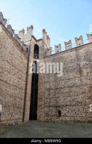 Sirmione, Italien - 21. Februar 2016: Die Scaliger Burg ist eine mittelalterliche Hafen Festung am Eingang des sirmium Halbinsel, die Kluft entfernt Stockfoto