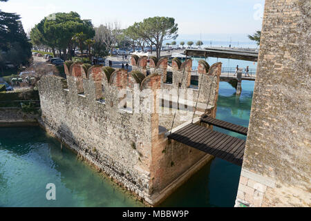 Sirmione, Italien - 21. Februar 2016: Die Scaliger Burg ist eine mittelalterliche Hafen Festung am Eingang des sirmium Halbinsel, die Kluft entfernt Stockfoto