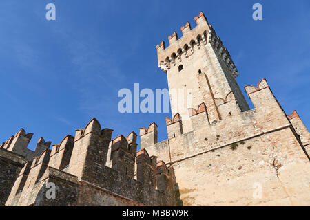 Sirmione, Italien - 21. Februar 2016: Die Scaliger Burg ist eine mittelalterliche Hafen Festung am Eingang des sirmium Halbinsel, die Kluft entfernt Stockfoto