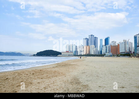 Busan, Korea - 29. April 2016: Landschaft von Haeundae Beach, das ist der beliebteste Strand in Südkorea mit seiner leichten Erreichbarkeit von der Innenstadt von eine Stockfoto