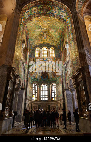 Ravenna, Italien - Februar 18, 2016: Innenraum der Basilika von San Vitale, das wichtige Beispiele der frühen christlichen byzantinischen Kunst und Architektur. Stockfoto