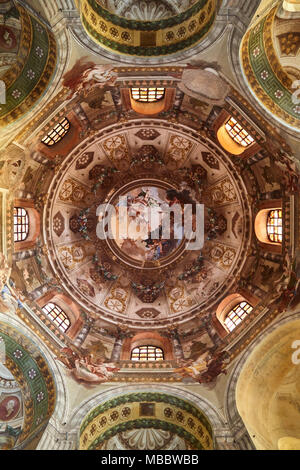 Ravenna, Italien - Februar 18, 2016: Innenraum der Basilika von San Vitale, das wichtige Beispiele der frühen christlichen byzantinischen Kunst und Architektur. Stockfoto