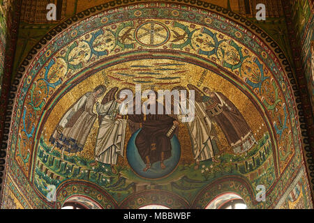 Ravenna, Italien - Februar 18, 2016: Innenraum der Basilika von San Vitale, das wichtige Beispiele der frühen christlichen byzantinischen Kunst und Architektur. Stockfoto