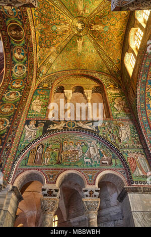 Ravenna, Italien - Februar 18, 2016: Innenraum der Basilika von San Vitale, das wichtige Beispiele der frühen christlichen byzantinischen Kunst und Architektur. Stockfoto