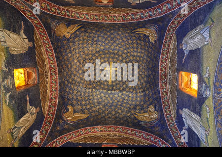 Ravenna, Italien - Februar 18, 2016: Innenraum der Mausoleum der Galla Placidia, eine romanische Kapelle mit bunten römischen Mosaiken in Ravenna verschönert. Es war Stockfoto