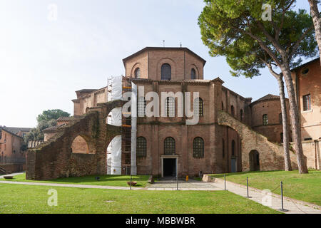 Ravenna, Italien - Februar 18, 2016: Fassade der Basilika von San Vitale, das wichtige Beispiele der frühen christlichen byzantinischen Kunst und Architektur. Stockfoto