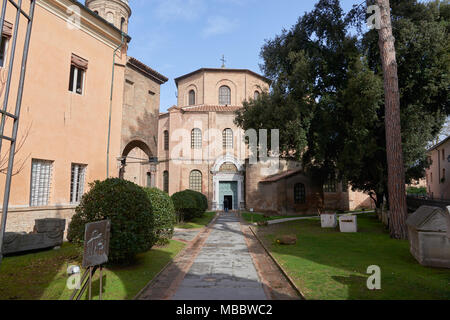 Ravenna, Italien - Februar 18, 2016: Fassade der Basilika von San Vitale, das wichtige Beispiele der frühen christlichen byzantinischen Kunst und Architektur. Stockfoto