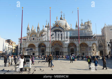 Venedig, Italien - Februar 19, 2016: St Mark's Basilika (Basilica di San Marco Kathedrale Patriarchenpalast), ein römisch-katholischen Erzdiözese von Venedig. Es ist eine Stockfoto