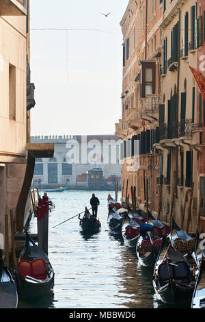 Venedig, Italien - Februar 19, 2016: Gondeln in Venedig, eine Stadt in Italien im Nordosten. Es ist berühmt für seine Einstellungen, Architektur und Kunstwerke. Ein Teil der Stockfoto