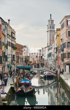 Venedig, Italien - Februar 19, 2016: Landschaft von Venedig, einer Stadt im nordöstlichen Italien. Es ist berühmt für seine Einstellungen und Erbschaften. Ein Teil von Venedig ist Stockfoto