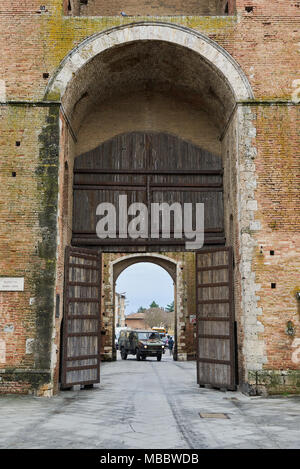 Siena, Italien - Februar 16, 2016: Innenansicht des Porta dei Pispini (Tor des Wasser-auswurfrohr), eines der Portale in der mittelalterlichen Stadtmauern von Siena in Tusc Stockfoto