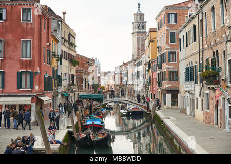 Venedig, Italien - Februar 19, 2016: Landschaft von Venedig, einer Stadt im nordöstlichen Italien. Es ist berühmt für seine Einstellungen und Erbschaften. Ein Teil von Venedig ist Stockfoto