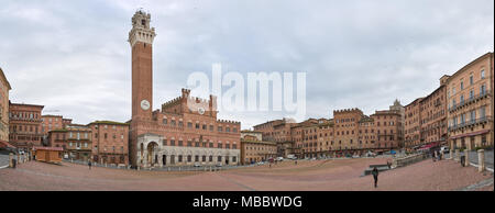 Siena, Italien - Februar 16, 2016: Piazza del Campo, im öffentlichen Raum der Altstadt von Siena in der Toskana, Italien. Es ist bekannt als eines der Eur Stockfoto