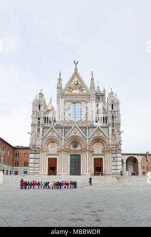 Siena, Italien - Februar 16, 2016: der Dom von Siena, eine mittelalterliche Kirche im romanischen und gotischen Stil erbaut zwischen 1215 und 1263. Es ist fam Stockfoto