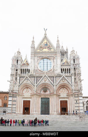 Siena, Italien - Februar 16, 2016: der Dom von Siena, eine mittelalterliche Kirche im romanischen und gotischen Stil erbaut zwischen 1215 und 1263. Es ist fam Stockfoto