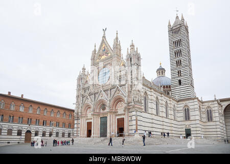 Siena, Italien - Februar 16, 2016: der Dom von Siena, eine mittelalterliche Kirche im romanischen und gotischen Stil erbaut zwischen 1215 und 1263. Es ist fam Stockfoto