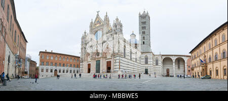 Siena, Italien - Februar 16, 2016: der Dom von Siena, eine mittelalterliche Kirche im romanischen und gotischen Stil erbaut zwischen 1215 und 1263. Es ist fam Stockfoto