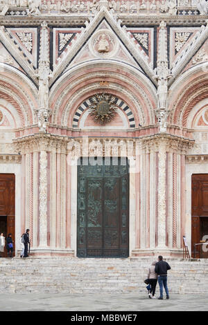 Siena, Italien - Februar 16, 2016: vordere Türen der Dom von Siena, eine mittelalterliche Kirche im romanischen und gotischen Stil erbaut. Es ist berühmt für Stockfoto