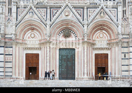 Siena, Italien - Februar 16, 2016: vordere Türen der Dom von Siena, eine mittelalterliche Kirche im romanischen und gotischen Stil erbaut. Es ist berühmt für Stockfoto