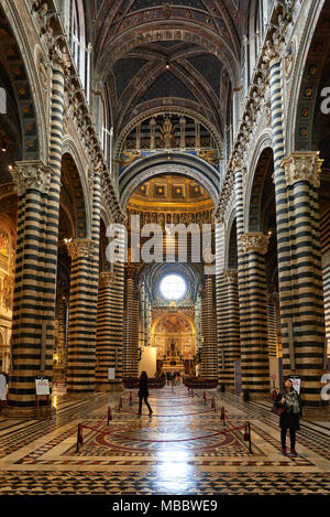 Siena, Italien - Februar 16, 2016: Innenraum des Duomo di Siena (Santa Maria Assunta), eine mittelalterliche Kirche im romanischen und gotischen Stil erbaut, Stockfoto