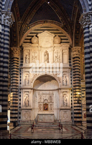 Siena, Italien - Februar 16, 2016: Piccolomini Altar von Andrea: bregno im Dom von Siena (Santa Maria Assunta), eine mittelalterliche Kirche im romanischen Stil gebaut Stockfoto