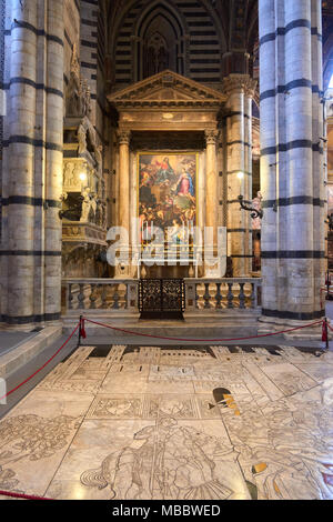Siena, Italien - Februar 16, 2016: Innenraum des Duomo di Siena (Santa Maria Assunta), eine mittelalterliche Kirche im romanischen und gotischen Stil erbaut Stockfoto