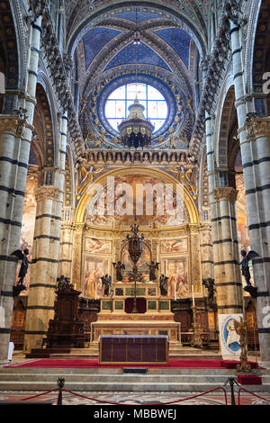 Siena, Italien - Februar 16, 2016: Innenraum des Duomo di Siena (Santa Maria Assunta), eine mittelalterliche Kirche im romanischen und gotischen Stil erbaut, Stockfoto