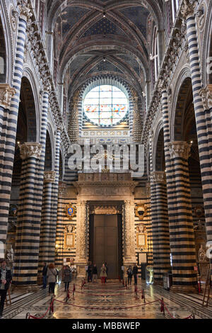 Siena, Italien - Februar 16, 2016: Innenraum des Duomo di Siena (Santa Maria Assunta), eine mittelalterliche Kirche im romanischen und gotischen Stil erbaut, Stockfoto