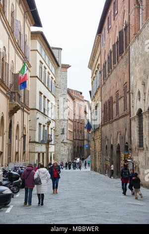 Siena, Italien - Februar 16, 2016: Straße von San Gimignano, einer kleinen ummauerten mittelalterlichen Stadt Siena. Es ist bekannt für seine mittelalterliche Architektur und w Stockfoto