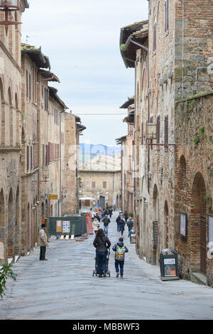Siena, Italien - Februar 16, 2016: Straße von San Gimignano, einer kleinen ummauerten mittelalterlichen Stadt Siena. Es ist bekannt für seine mittelalterliche Architektur und w Stockfoto