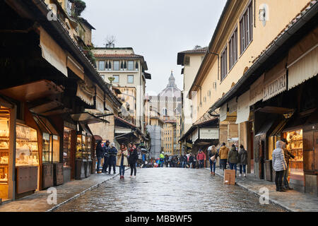 Florenz, Italien - Februar 17, 2016: Street View von Ponte Vecchio, einer mittelalterlichen Steinbrücke über den Fluss Arno in Florenz. Es ist berühmt für noch Havi Stockfoto