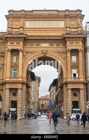 Florenz, Italien - Februar 17, 2016: Der Triumphbogen in Piazza della Repubblica, einen der wichtigsten Plätze in Florenz und markiert die Mitte des Ci Stockfoto