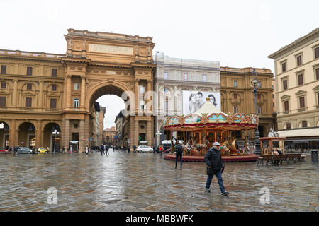 Florenz, Italien - Februar 17, 2016: Piazza della Repubblica, einen der wichtigsten Plätze in Florenz seit der Römerzeit. Heute ist das Theater auf die Straße Artis Stockfoto