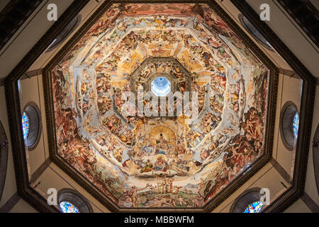 Florenz, Italien - Februar 17, 2016: Das letzte Urteil unter der Kuppel der Kathedrale Santa Maria del Fiore. von Giorgio Vasari und Federico Z lackiert Stockfoto