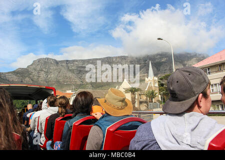 Tabelle Bergblick vom Sightseeing Bus in Kapstadt, Südafrika Stockfoto