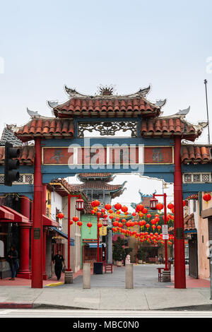 Los Angeles, CA, USA - April 5, 2018: Rot traditionelle hölzerne Eingangstor in Central Plaza von Chinatown. Viel rote Luftballons aufgereiht über Gehwege. Stockfoto