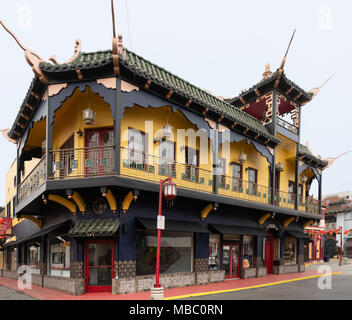 Los Angeles, CA, USA - April 5, 2018: Große bunte kommerzielle Gebäude im traditionellen Stil im Zentrum von Chinatown unter Silber Himmel. Stockfoto